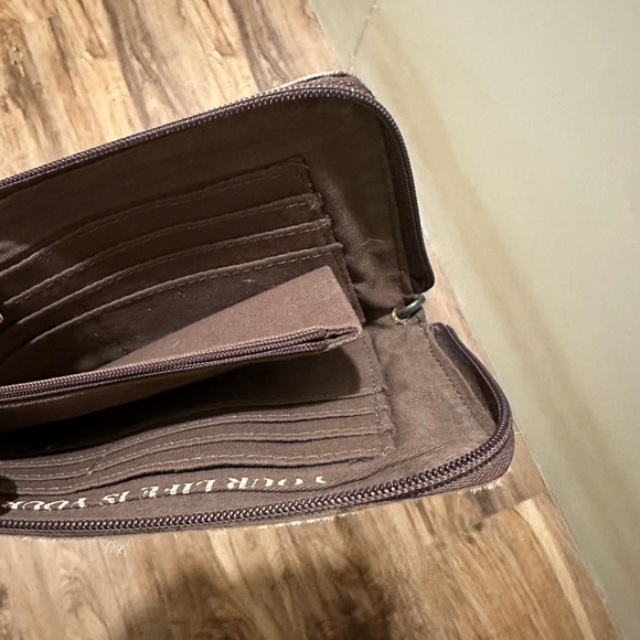 Black and White Fur Wristlet - Picture 3 of 3